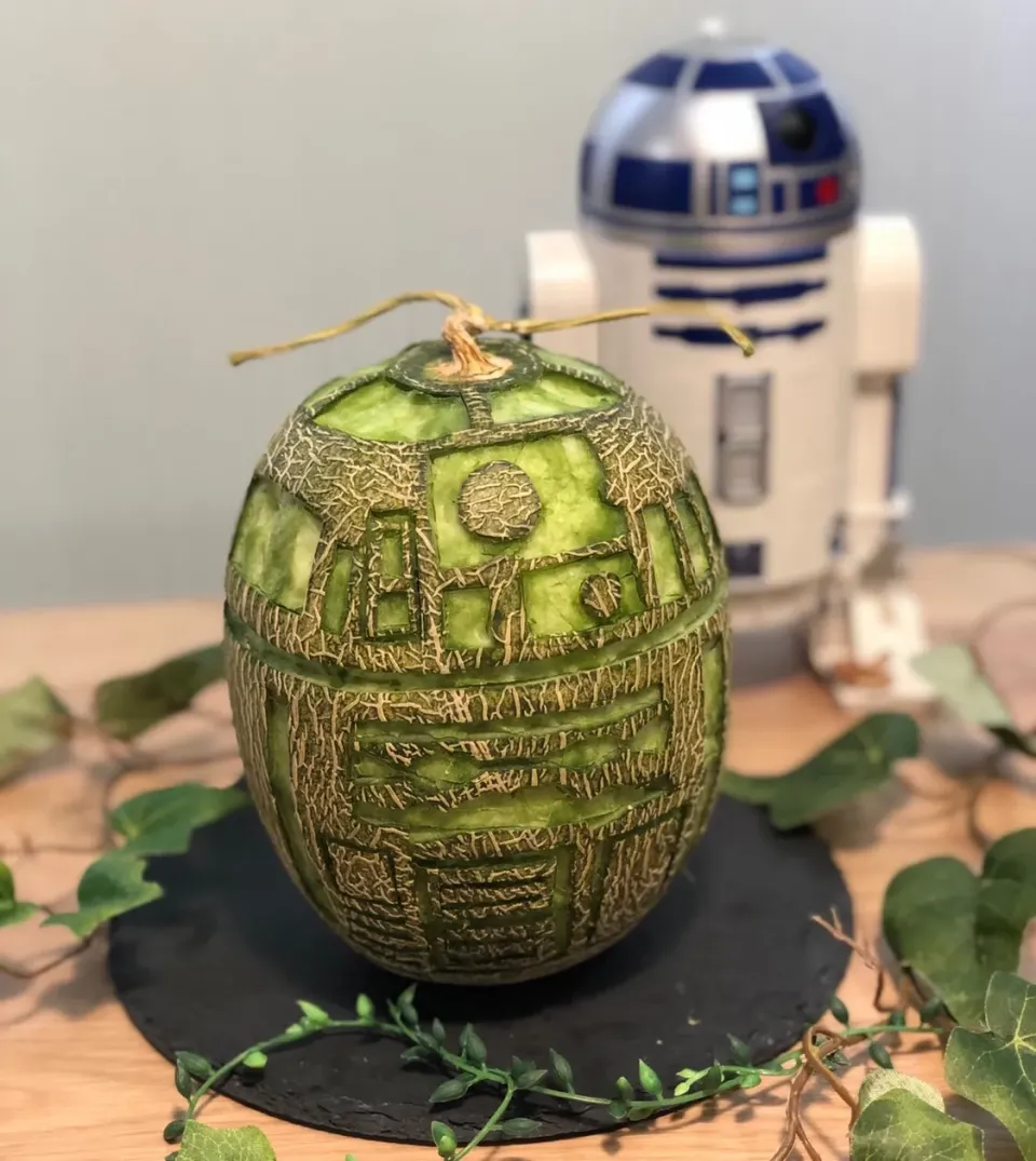 スターウォーズR2D2風 メロンカービング🍈|tsumuchiさん