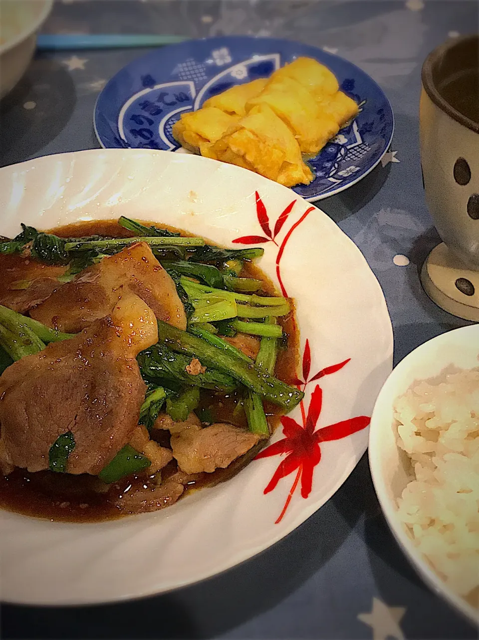 Snapdishの料理写真:豚肉とピーマン小松菜の甘辛炒め🥓🥬   鶏ガラスープの卵焼き🐣  ミント緑茶🍵|ch＊K*∀o(^^*)♪さん