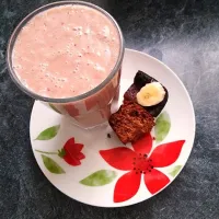 Super Berry smoothie, 
With a slice of banana bread.|Mizzleoさん