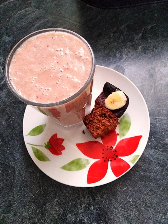 Super Berry smoothie, 
With a slice of banana bread.|Mizzleoさん