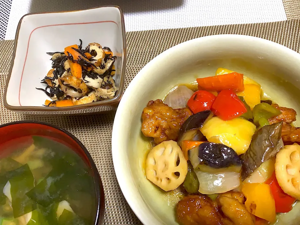 Snapdishの料理写真:チキンと野菜の黒酢あん(大戸屋風)
ひじきの煮物
舞茸とオクラワカメの味噌汁|智子さん