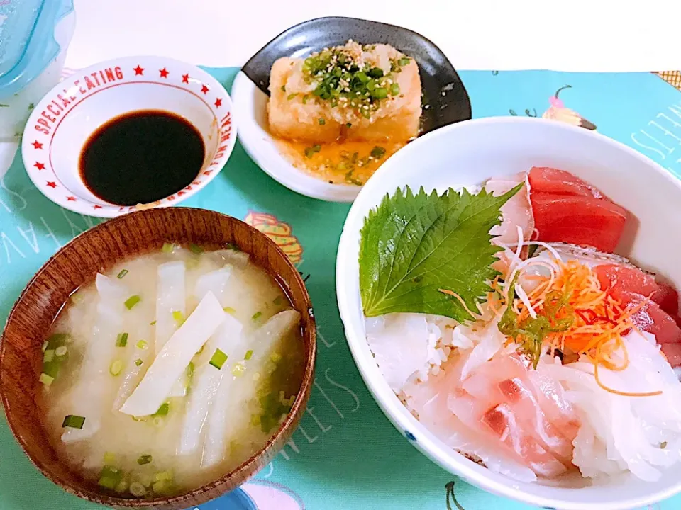 海鮮丼と揚げだし豆腐と味噌汁😋|ゆきさん