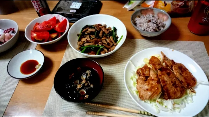 Snapdishの料理写真:豚肉生姜焼き、しじみ汁、ほうれん草ぶなしめじの醤油マヨ炒め|Yuichi Ray Takigawaさん