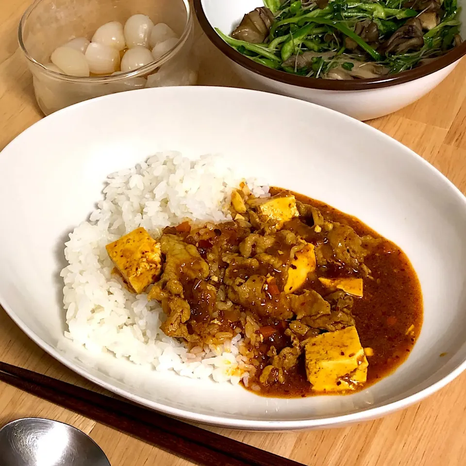 カップクックのキーマカレーと陳麻婆豆腐で、麻婆カレー。|けんたろうさん