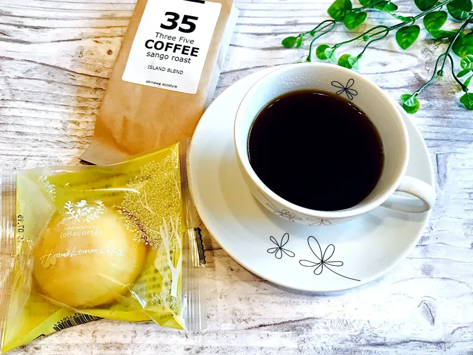 🌺沖縄お土産🌺 coffee Time

35coffeeとヒラミーレモンケーキ🍋
美味しい😁💕沖縄行きたくなっちゃう
#35coffee
#ヒラミーレモンケーキ
#オハコルテ|いちごさん