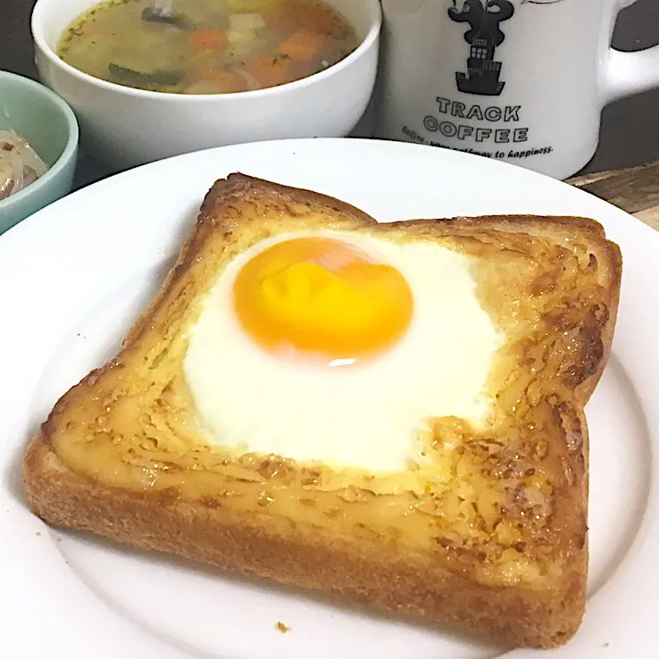 朝ごはん☀️☀️🔆断酒81日目
目玉トースト  野菜スープ  春雨サラダ|ぽんたさん