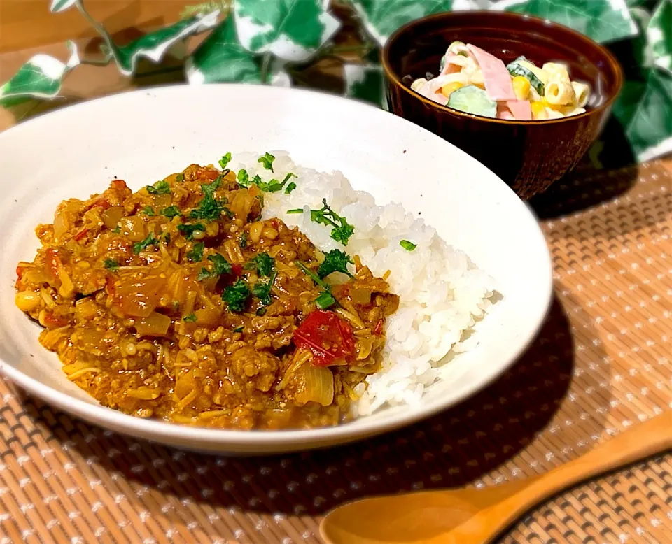 Snapdishの料理写真:真希ちゃんの料理 ミニトマトとエノキのキーマカレー👳＆いつものあゆ家のマカロニサラダ|あゆさん