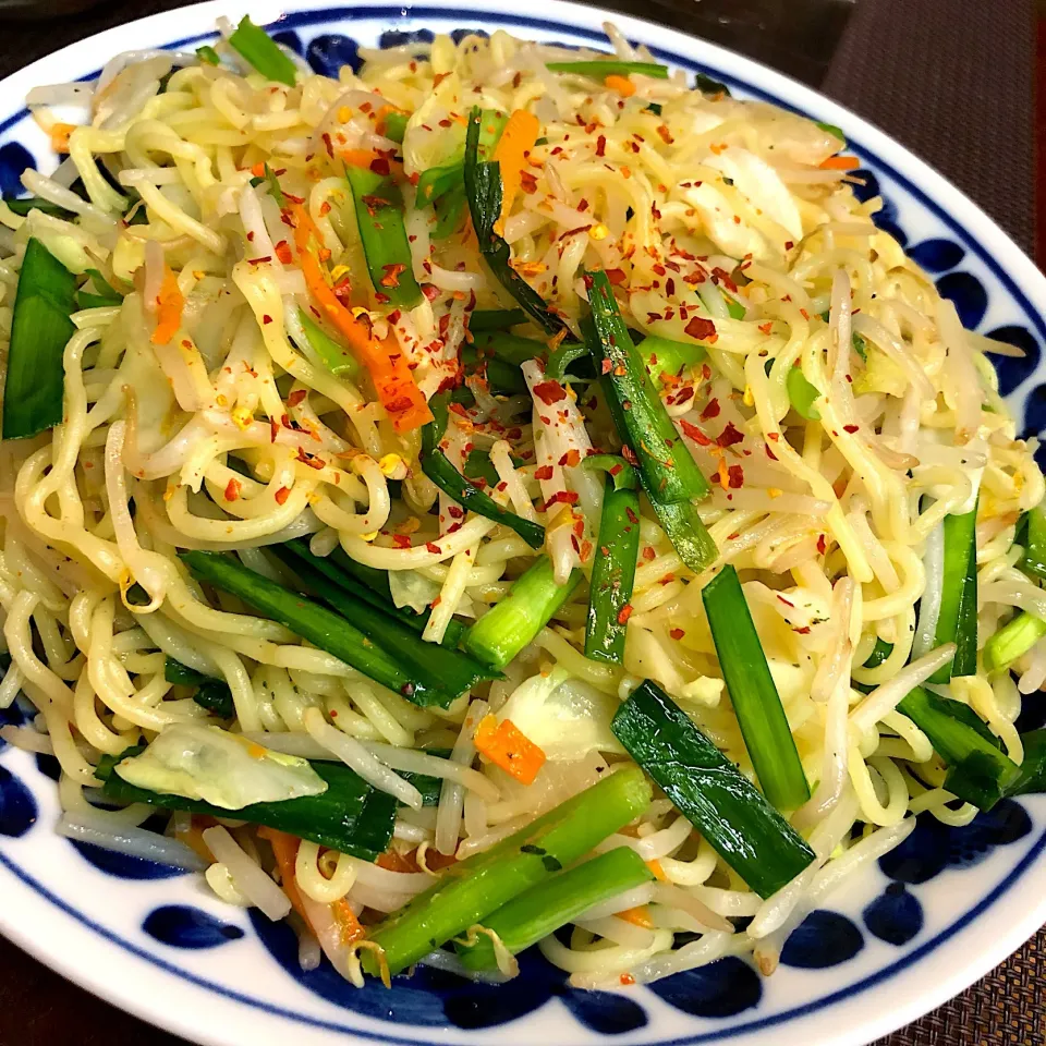 Snapdishの料理写真:ニラ焼きそば|おりぃさん