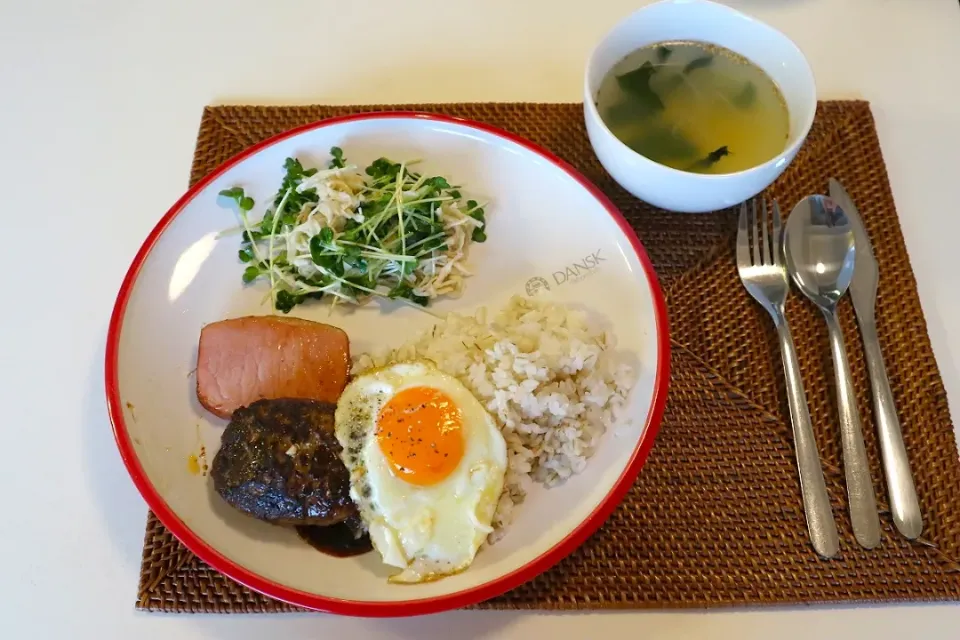 今日の夕食 ハンバーグ、ハムステーキ、切り干し大根のサラダ、わかめスープ|pinknari🐰🌈さん