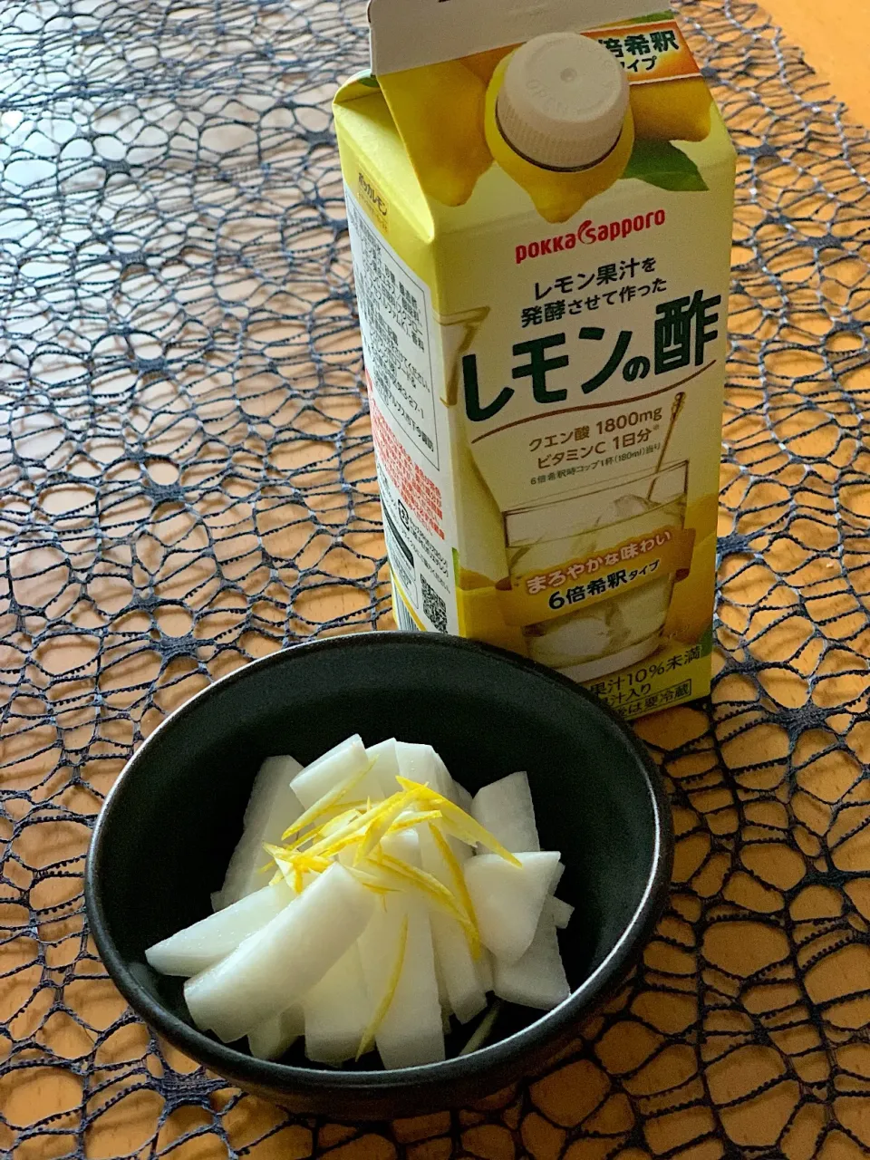 レモンの酢で大根漬けてみました🍋|みっきーさん