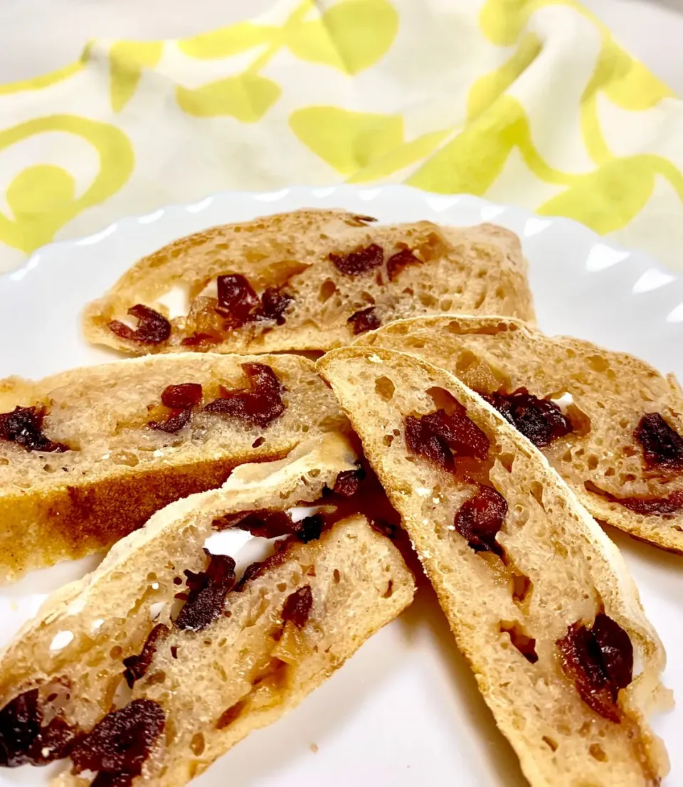 Snapdishの料理写真:Cranberry-Apple-Cinnamon Sourdough|gonbenさん