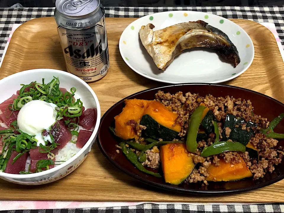 今日の夕食 ☆マグロ丼 ☆挽肉とかぼちゃの甘辛炒め ☆ぶりかま塩焼き ☆ビール🍺|まぁたんさん