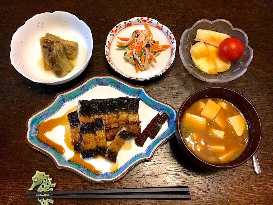 Snapdishの料理写真:天然ウナギの蒲焼き
焼きナスのおひたし
キノコと人参のナムル
豆腐の味噌汁|カドラさん