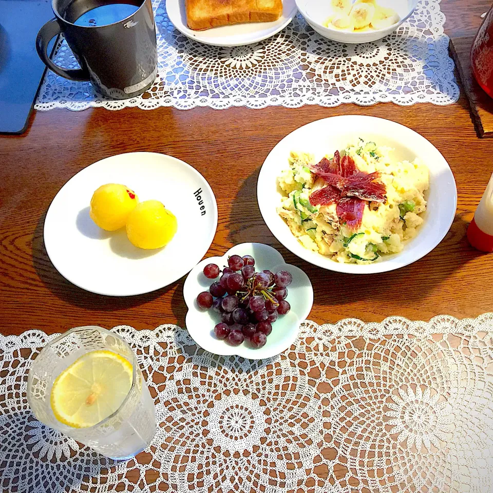 プラム、デラウェア、ポテトサラダ、炭酸水|yakinasuさん