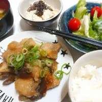 ナスと鶏肉のみぞれ煮
豆腐の塩こんぶ和え
味噌汁
サラダ

今日は人参買い忘れて竹輪と人参のきんぴら作れなかった(꒪⌓꒪)|きささん