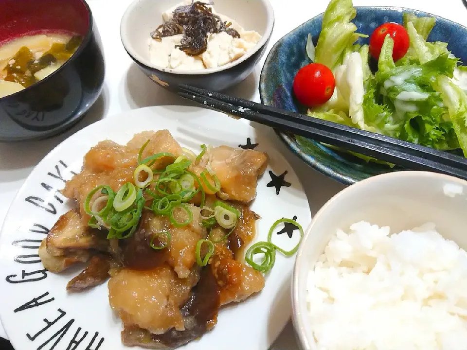 ナスと鶏肉のみぞれ煮
豆腐の塩こんぶ和え
味噌汁
サラダ

今日は人参買い忘れて竹輪と人参のきんぴら作れなかった(꒪⌓꒪)|きささん