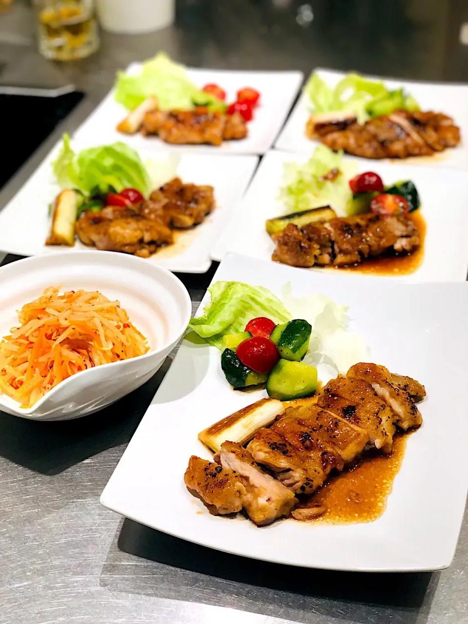 晩ごはーん【鶏肉の照り焼き、キュウリとトマトのサラダ、もやしと人参のナムル】|SAKURA🌸さん