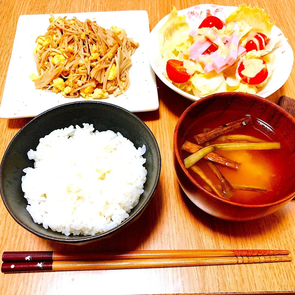 卵とえのきのふんわり炒め
サラダ
いもがら味噌汁
ごはん

少ない材料で！ 卵とえのきのふんわり炒めのレシピ動画・作り方 | DELISH KITCHEN|jocoさん