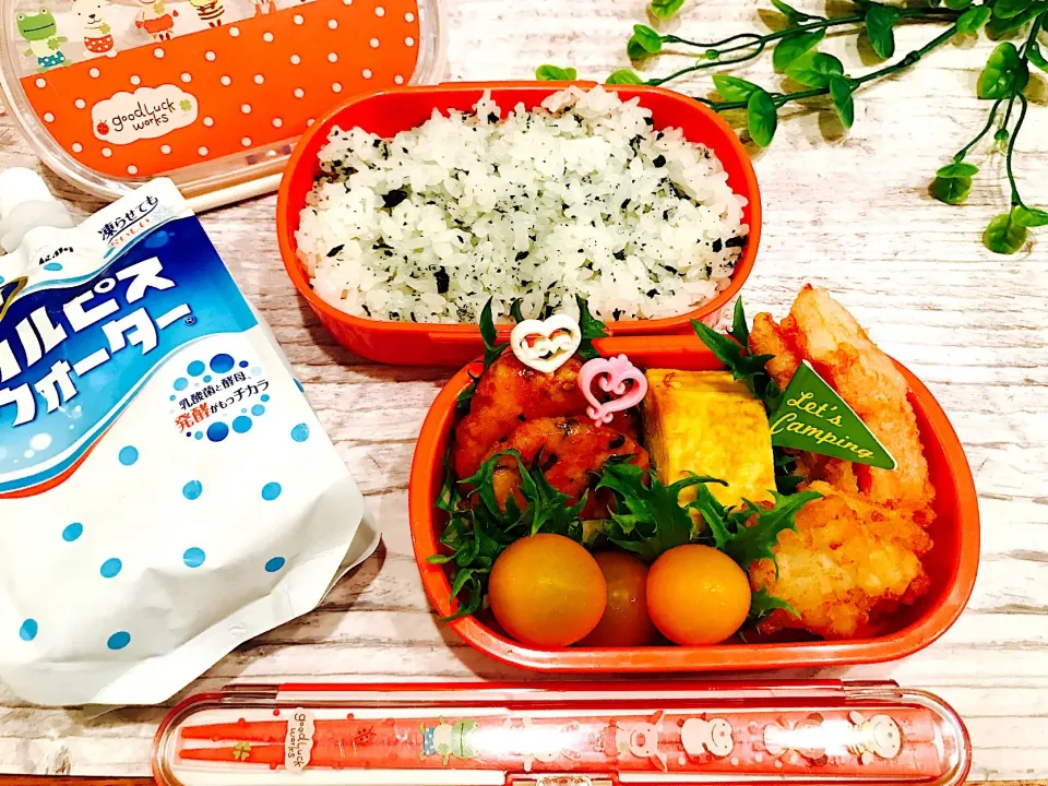 JKお弁当
#鶏つくね照り焼き
#カニカマ天ぷら
#星ポテト
#卵焼き
#とまと
#わかめごはん
#カルピス #冷凍ジュース
#JKお弁当|いちごさん