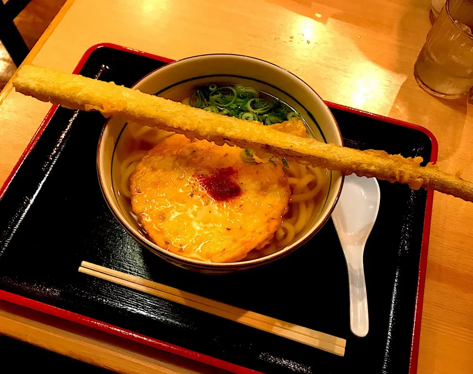 Snapdishの料理写真:今朝の朝ごはんは、博多やりうどん🍜 長さ32センチの迫力のごぼう天は食べるのに困りますわ🤣|にゃあ（芸名）さん