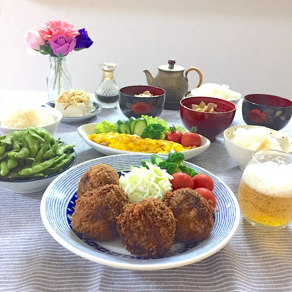 チーズメンチ、納豆と焼きねぎのチーズオムレツ、枝豆、冷奴、ごはん、豚汁 #晩ご飯|ゆかりさん