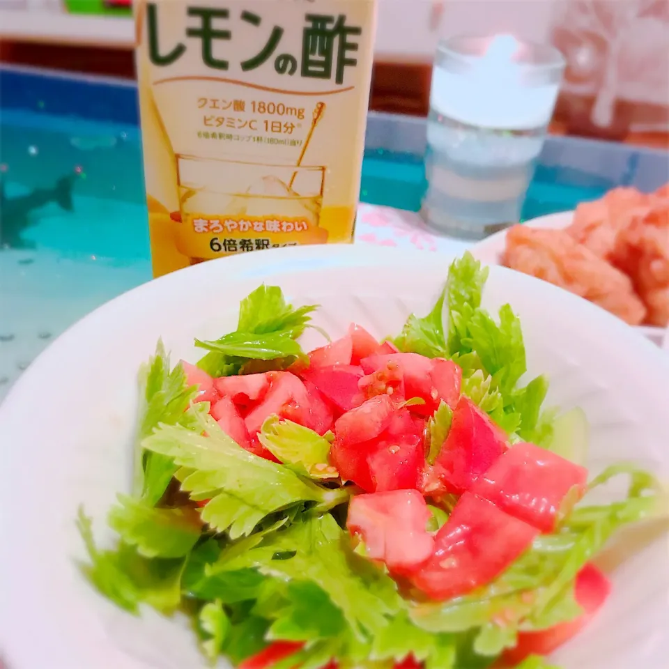 セロリとトマトのサラダ レモンの酢で作ったドレッシングで！|舞さん