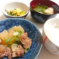 Snapdishの料理写真:どて煮
ニラ玉
お吸い物

スジ肉を大量にもらったので、久々のどて煮♡|きささん