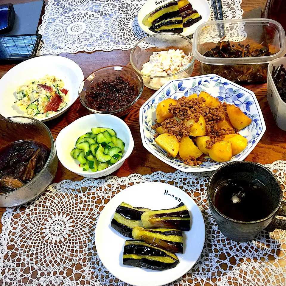 じゃがいもそぼろ煮、揚げ茄子肉味噌、
胡瓜のきゅうちゃん、胡瓜の甘酢漬け、残り物|yakinasuさん