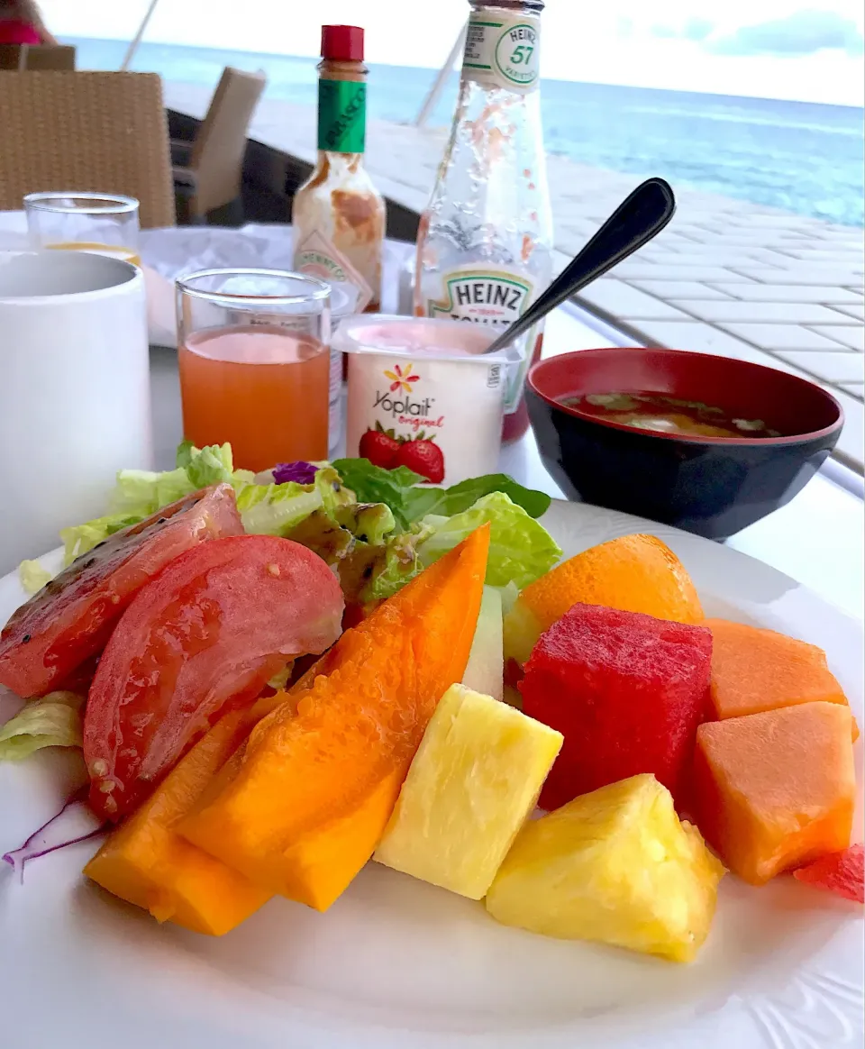 Snapdishの料理写真:ハワイ4日目ハワイ島 ロイヤルコナリゾートにて🏝オーシャンビューテラス席 地元のフルーツ🥭|シュトママさん