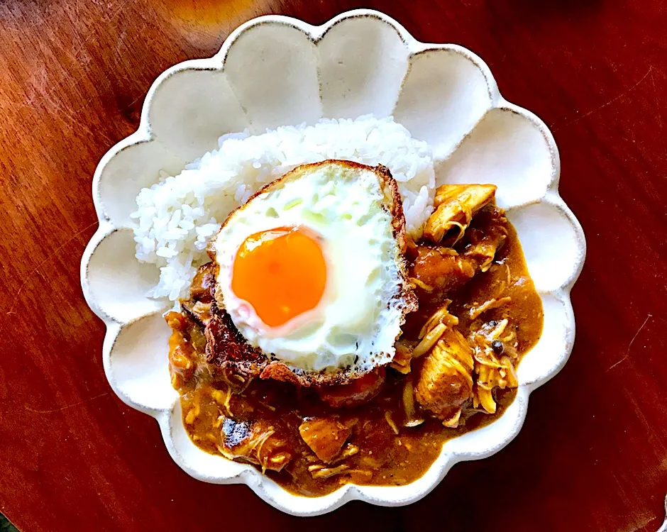 Snapdishの料理写真:20190703🍚旦那さんの朝ごはん🍛
昨日の夜も今朝もそして今日の夜もカレー🍛
玉ねぎたっぷりでお水入れず玉ねぎの水分だけで作った激辛とりもも肉入りのカレーが大好きなようです。
今朝はわんぱくに目玉焼きも乗せて。
私も朝からガッツリ頂きました🍛
 #目玉焼き  #うちごはん  #自分ご飯が結局1番  #カレーライス |akiyo22さん