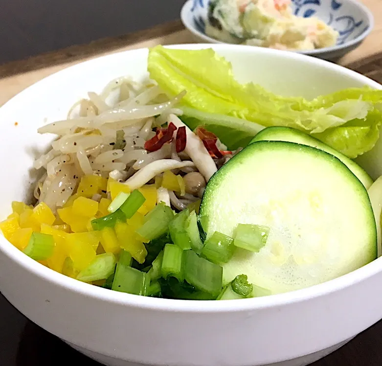 Snapdishの料理写真:晩ごはん⭐️⭐️🔆
納豆ダレのピリ辛野菜蕎麦   ポテサラ|ぽんたさん