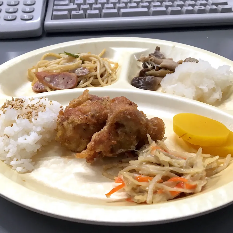 デスクで昼ごはん☀️☀️🔆
唐揚げプレート|ぽんたさん