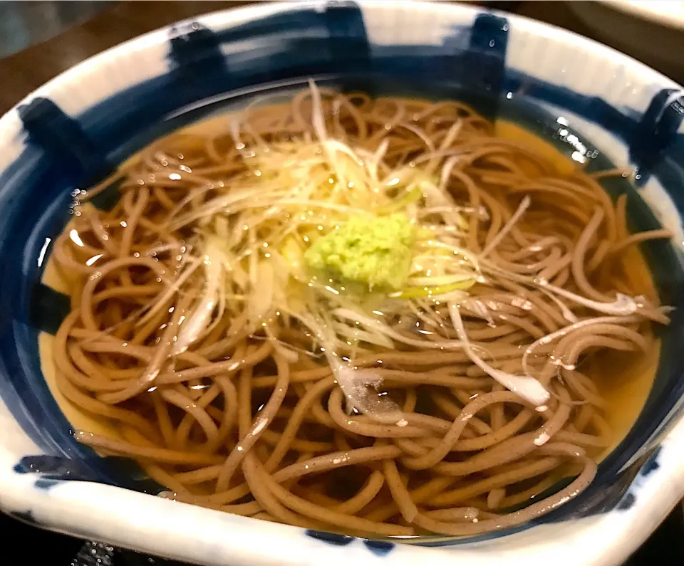 けふのお昼ご飯は、なんかちょいと冷房が寒く感じたので、一杯のかけそばにワサビを乗せた🍀塩分摂取を気にしてるので、良い香りのお出汁はほとんど飲まず…ちょいと惜しいことしたな😢|にゃあ（芸名）さん