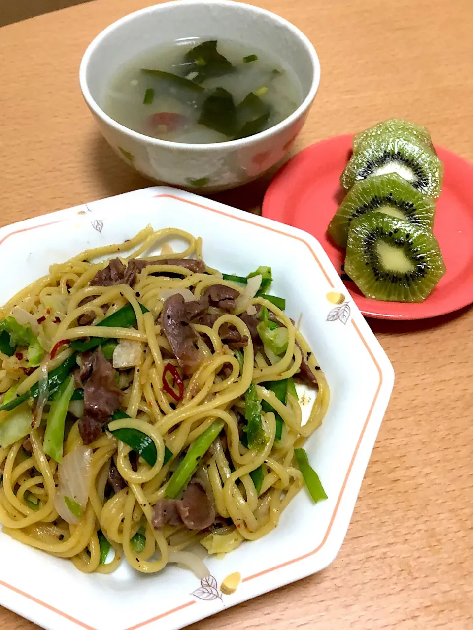 砂肝の塩焼きそば、味噌汁、キウイ|あるくさん