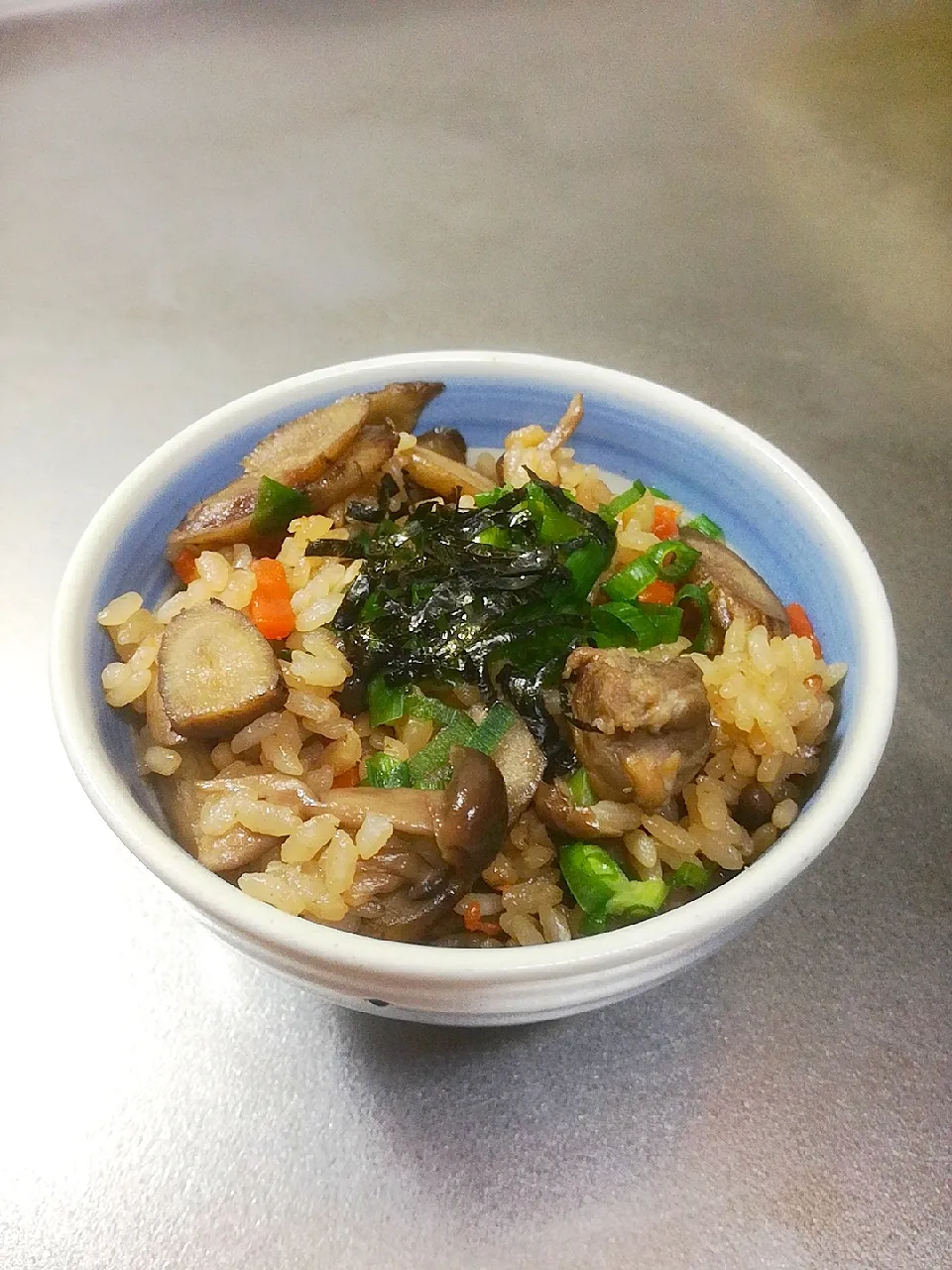 ごぼうと鶏モモ肉の炊き込みご飯|ごろうさんさん