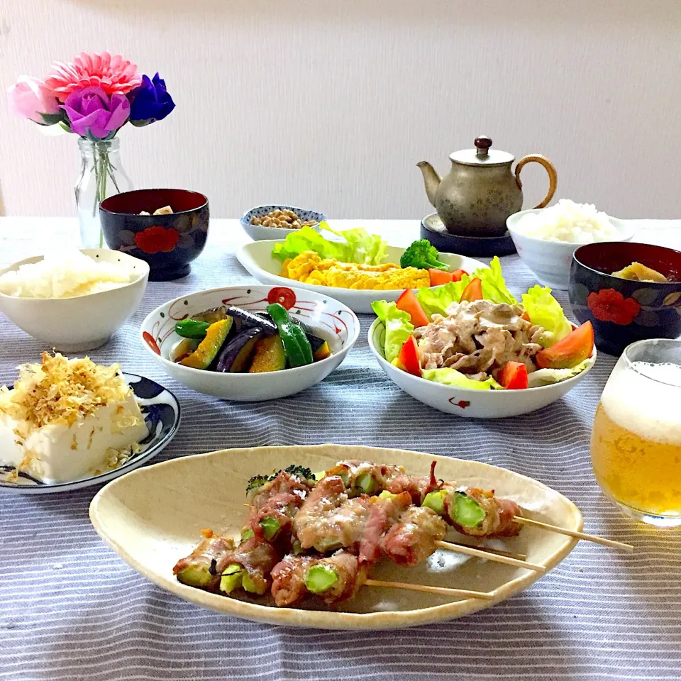 串焼き、冷しゃぶサラダ、夏野菜の揚げ浸し、明太チーズだし巻き玉子、ごはん、納豆、豚汁 #晩ご飯  #夕食  #家庭料理  #おうちごはん|ゆかりさん