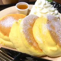 Snapdishの料理写真:ふわふわパンケーキ🥞|Nakazy Sweetsさん