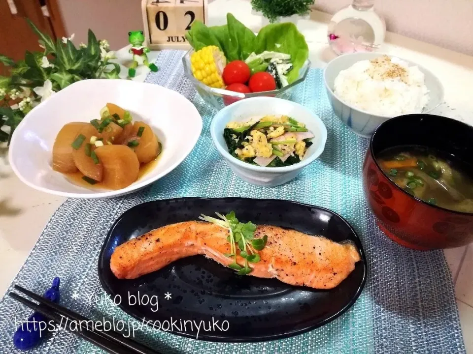 鮭の塩焼定食風の夕食。|cookinyukoさん