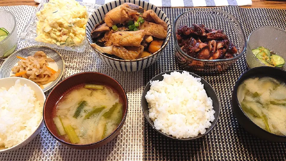 Snapdishの料理写真:🐟ブリ大根
タコの煮物、ポテトサラダ、千切り大根、もずくきゅうり|くみけるさん