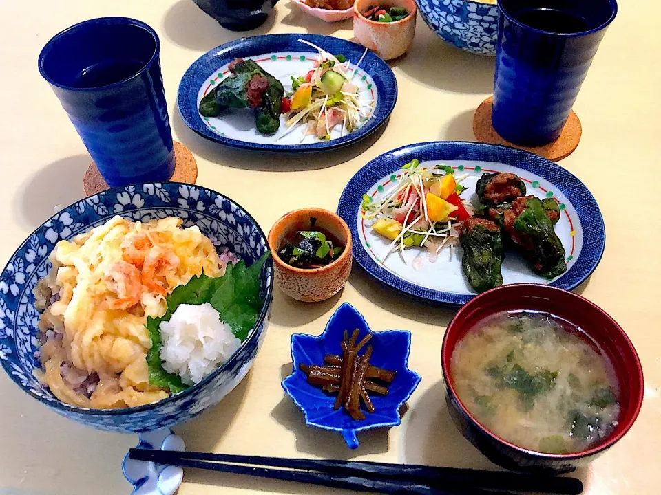 7／3昼食  #昼ごはん 
•かき揚げ丼 •肉詰めピーマン/カイワレと彩り野菜の甘酢サラダ  •モロッコインゲンの和え物 •伽羅蕗 •大根とワカメのお味噌汁|おさんどんさん