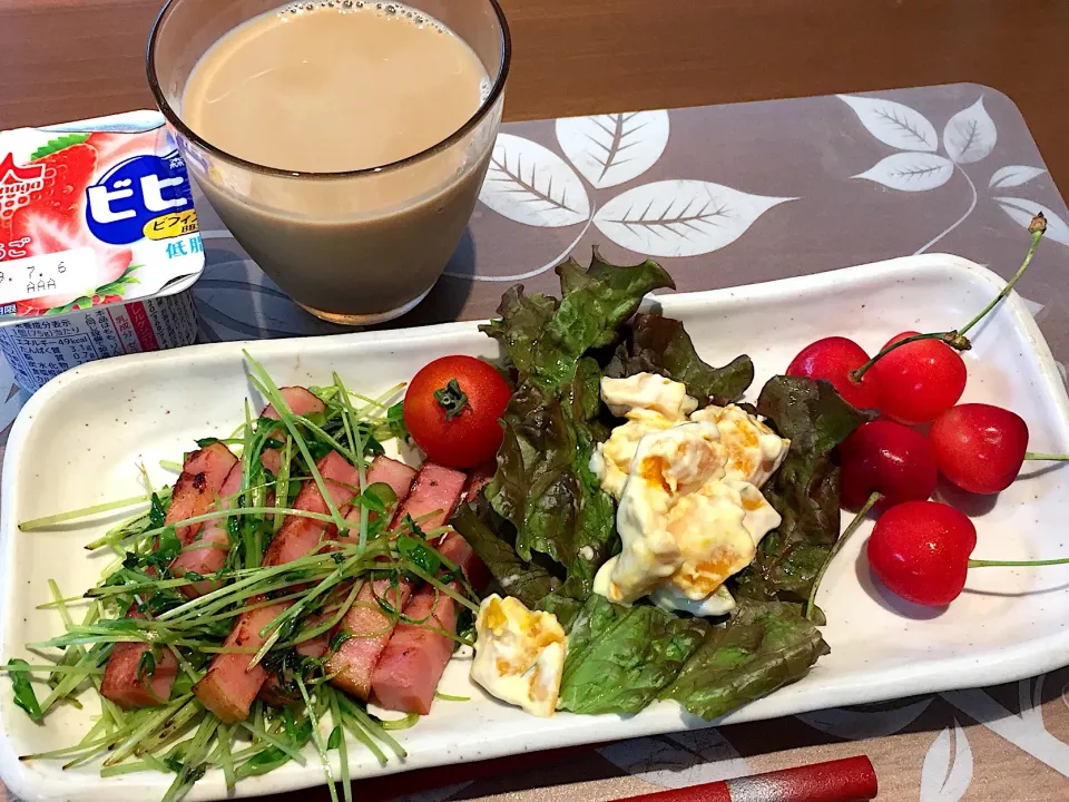 朝ごはん
豆苗とベーコンの炒め物、サニーレタス、かぼちゃサラダ、プチトマト、佐藤錦、カフェオーレ、ストロベリーヨーグルト|かよちゃんさん