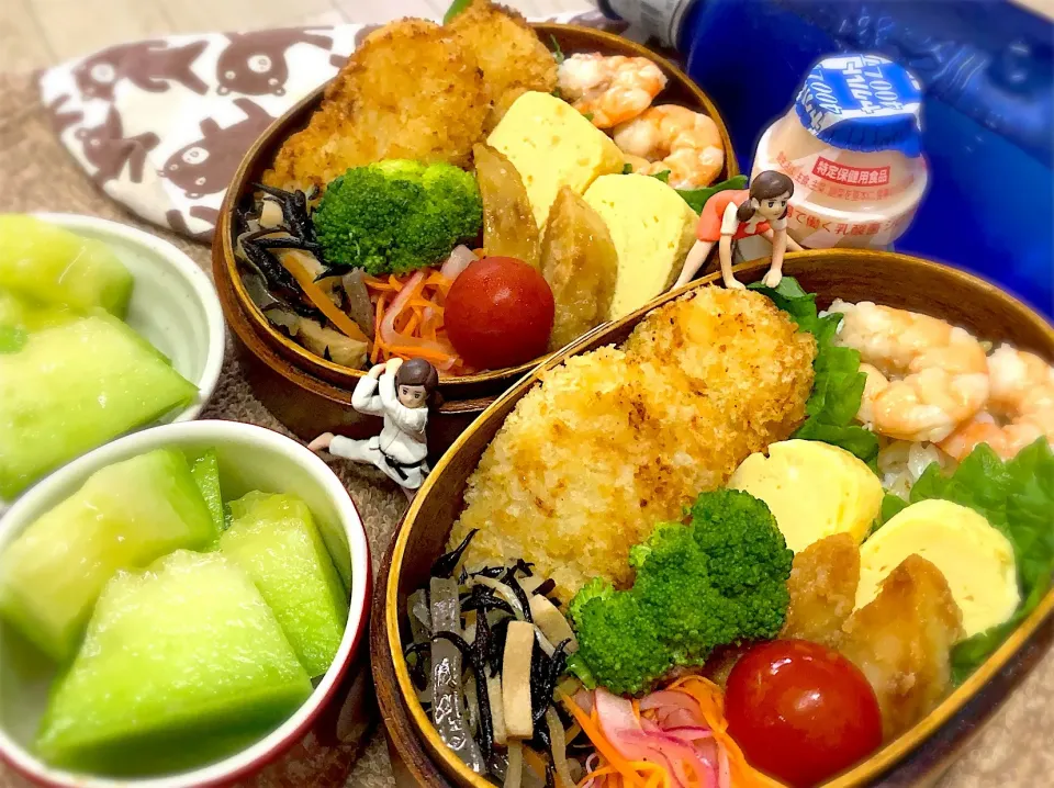 発芽玄米ブレンドご飯🍚&カニクリームコロッケ🦀&出汁巻き玉子&エビ🦐の出汁煮&じゃがいもの照り焼き&ひじきと高野豆腐の煮物&ブロッコリー🥦&紫玉ねぎと人参のマリネ&大葉&プチトマト🍅&メロン🍈の夫婦お弁当♪

 #弁当  #フチ子 #地場産メロン🍈 #カニクリームコロッケ|桃実さん