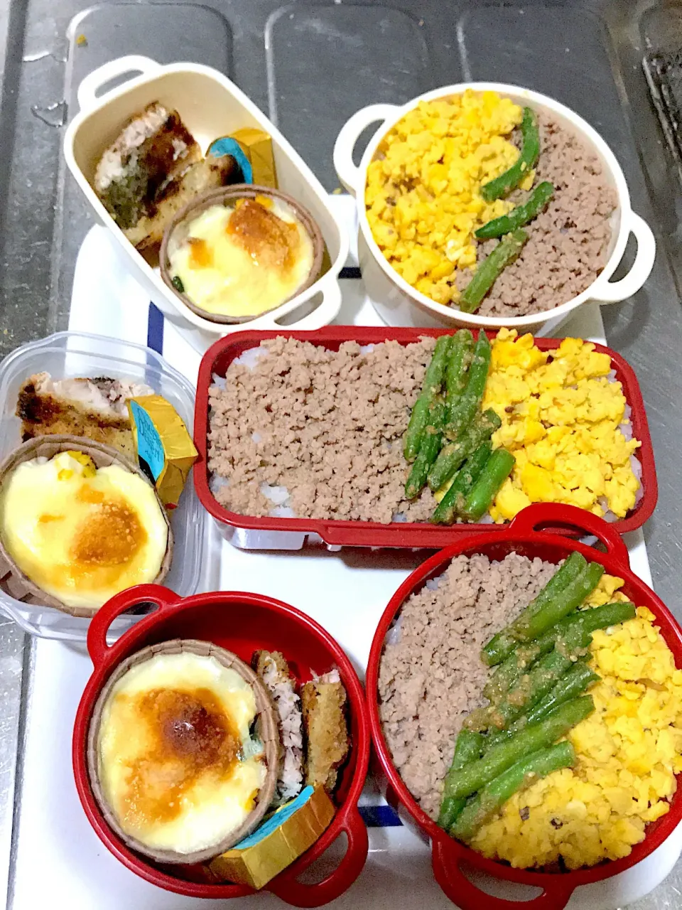 3色丼お弁当。手作りグラタン付き♪|こーやさん