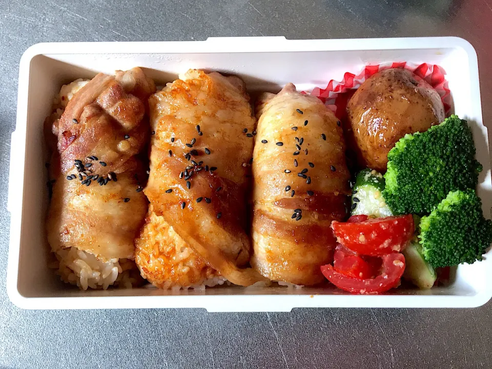 Snapdishの料理写真:肉巻きおにぎり弁当😊
白ごま切らしてて、黒ごま(笑)|ちーさん