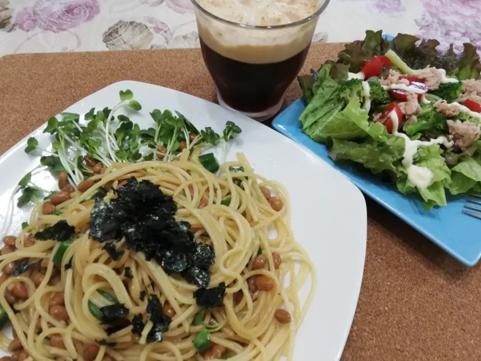 Snapdishの料理写真:令和元年7/2
納豆とおくらのダブルねばねば和風パスタでブランチ😋しんちゃんのコーヒーの炭酸割りインスタントコーヒーにそのまま注いだら案の定泡だらけ😆この前は水で溶かしたからきれいにできたしんちゃんごめんね😅😅😅|たえさん