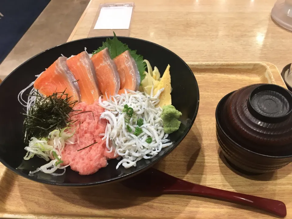 サーモンねぎとろ丼961円味噌汁お替り自由|PegaOさん