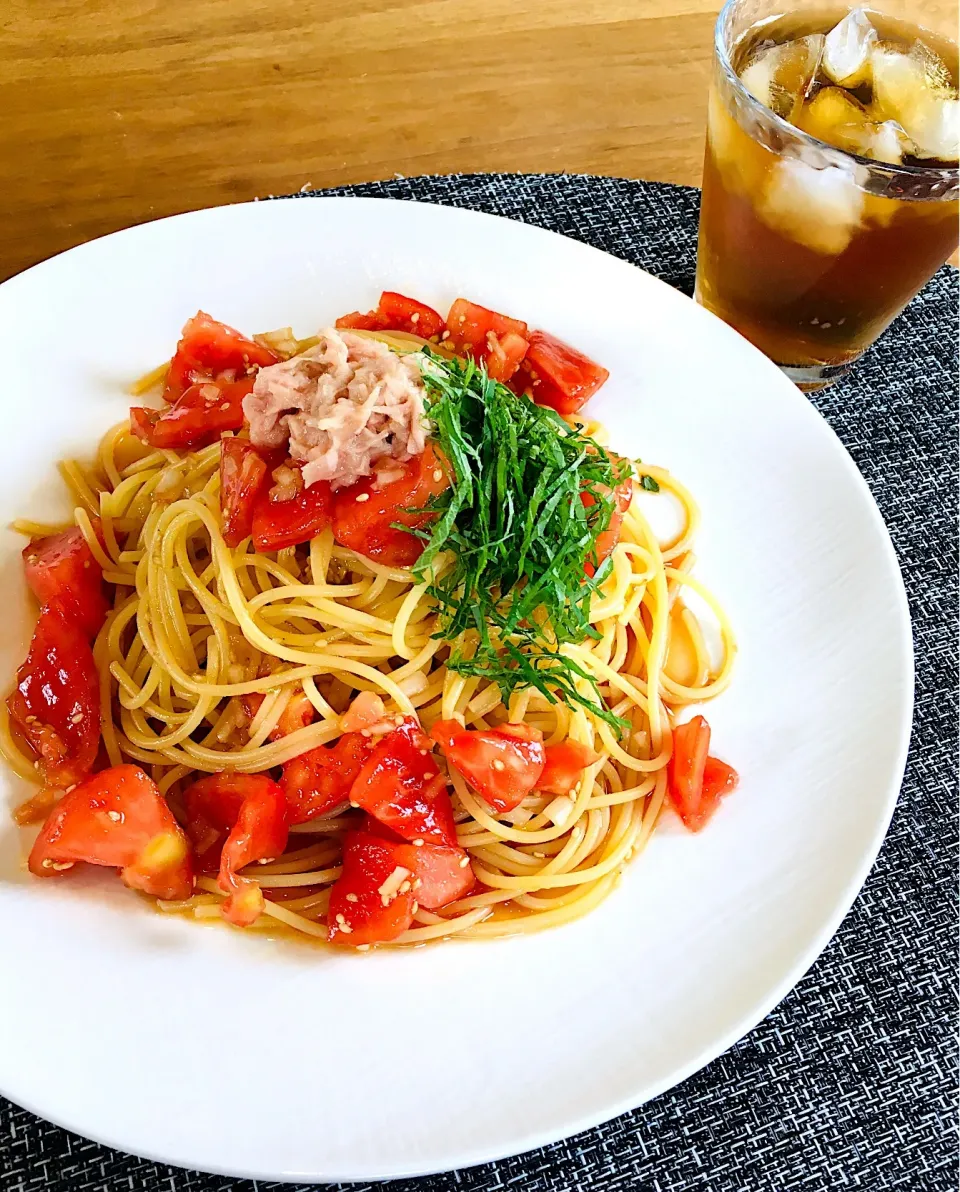 今日のお家で一人ランチは
トマトとツナの和風冷製パスタ✨|ミッチ☆ママさん