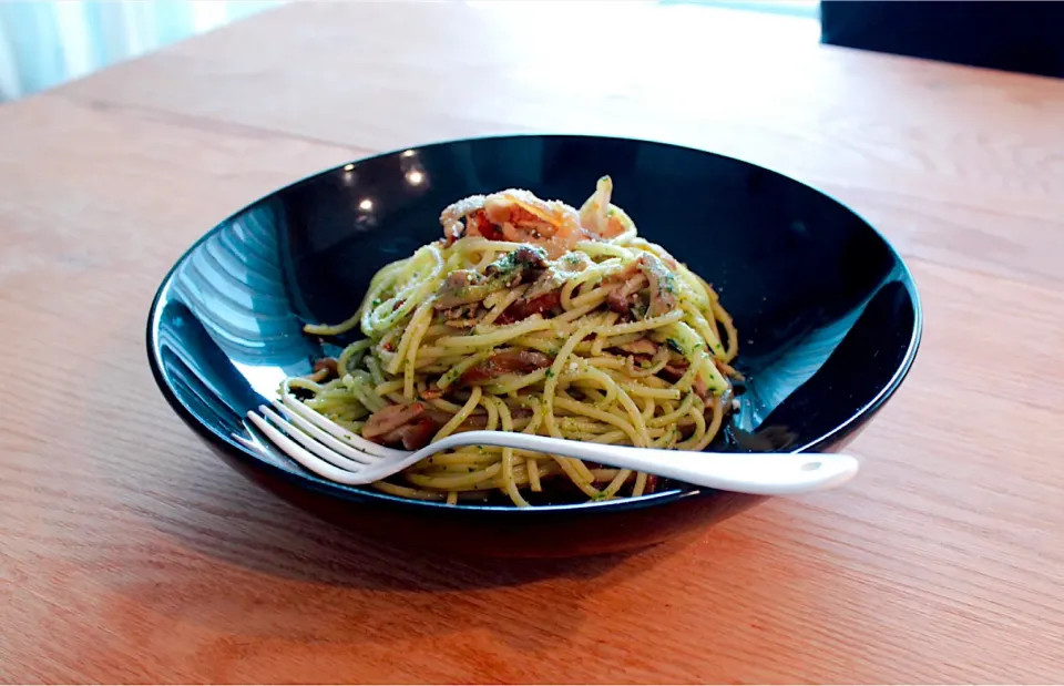 ジェノベーゼパスタ🍝✨

バジルソースからの手作りで😊
仕上げに粉チーズもかけて💚|おーやんさん