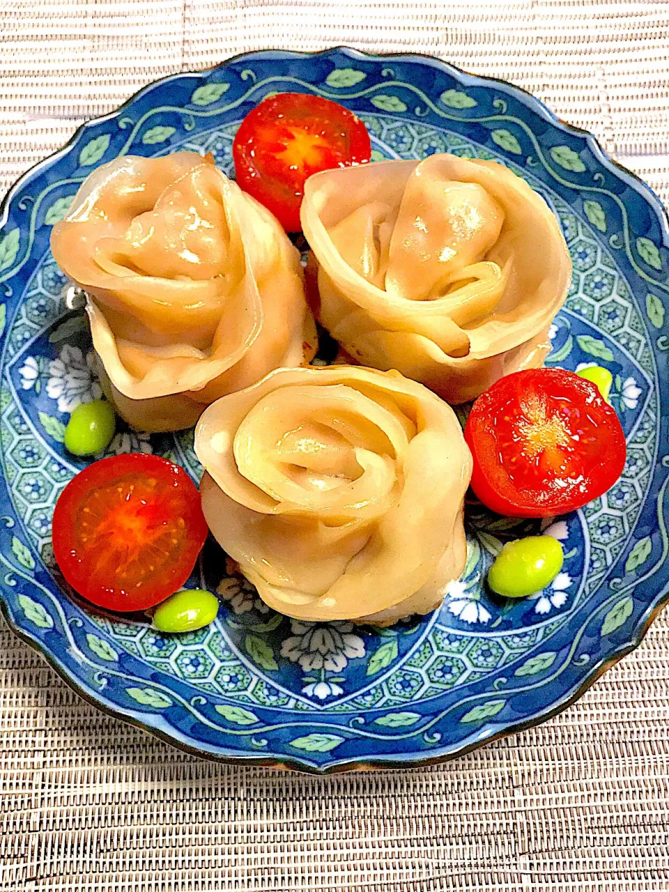 Snapdishの料理写真:薔薇の餃子🌹🥟🌹🥟上手に出来た😊 #薔薇餃子  #お弁当|🌺🌺Foodie🌺🌺さん