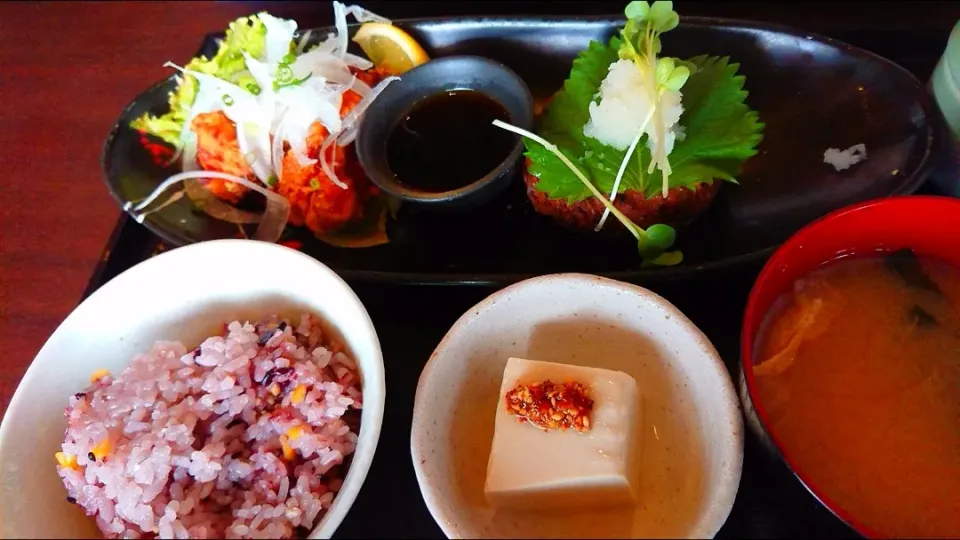 Snapdishの料理写真:豆腐ハンバーグと豆乳唐揚げランチ@茂蔵🍵|メイメイda.さん